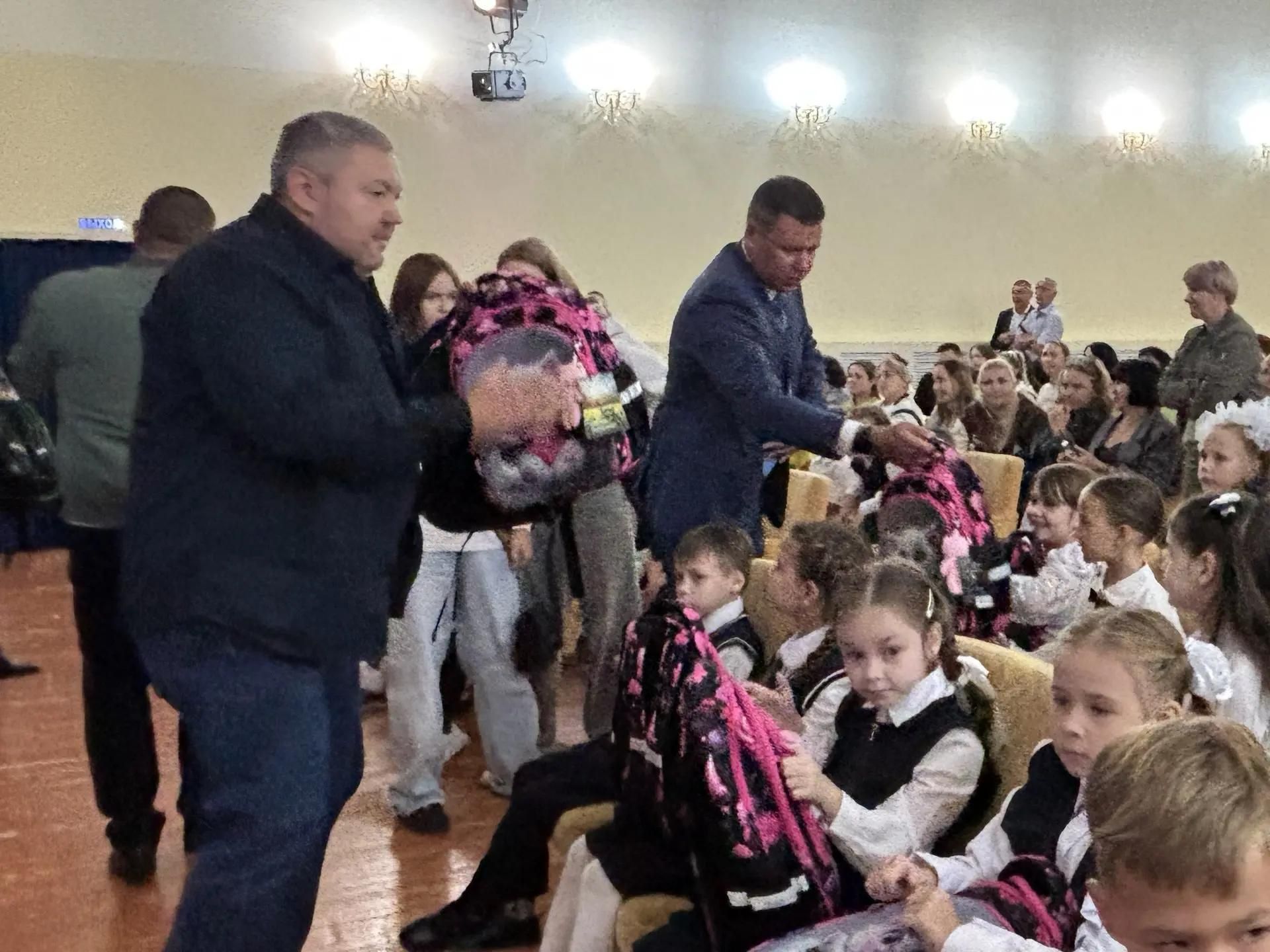 Баба Яга и Кузя помогли вручить ранцы 62 первоклассникам в Верхнем Услоне