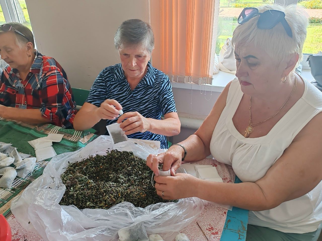 В Куралове волонтёры собрали 400 пакетиков чая и две сети для бойцов
