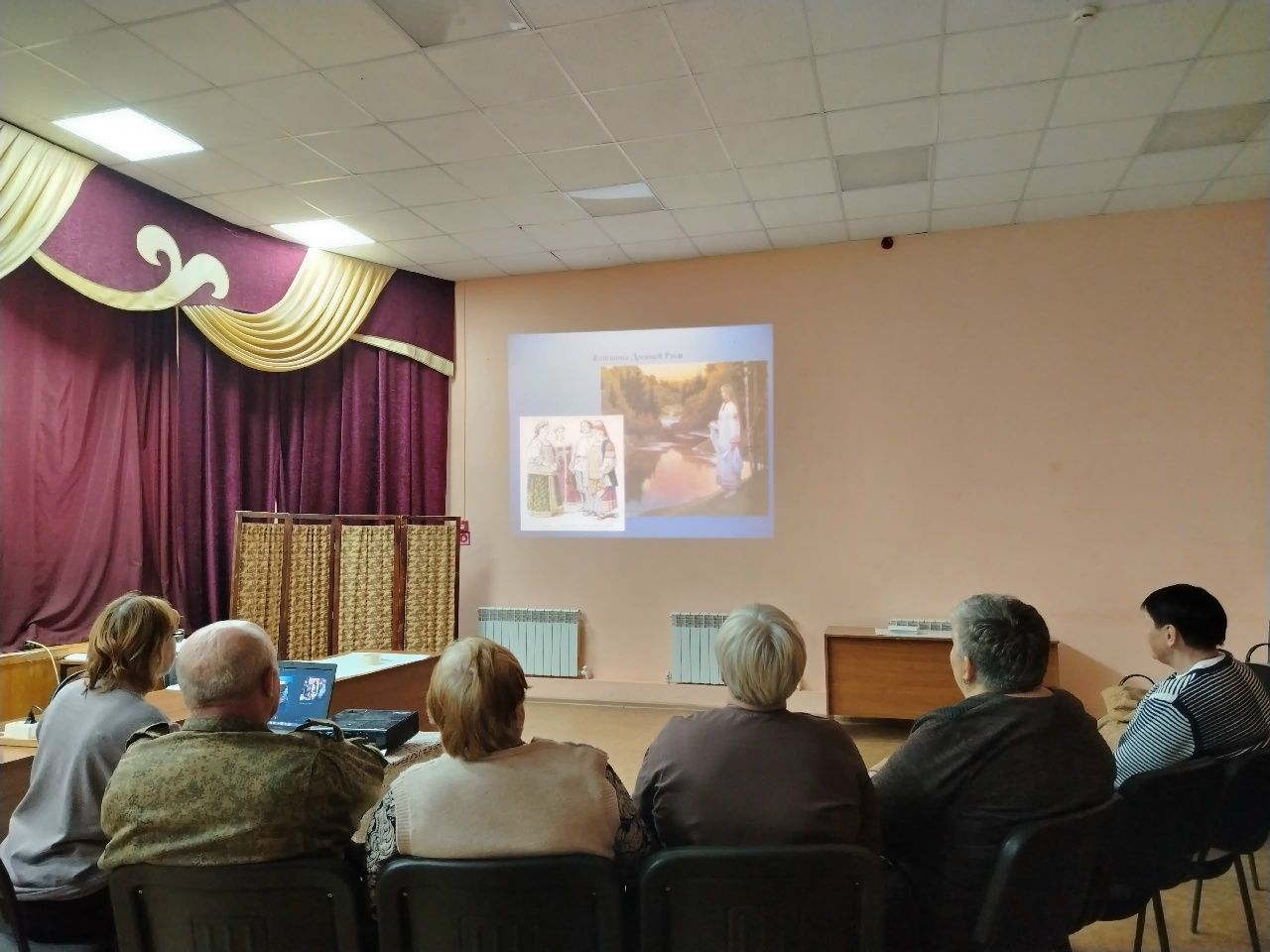 Сотрудники Кильдеевского СДК провели слайд-час о красоте для участников клубов