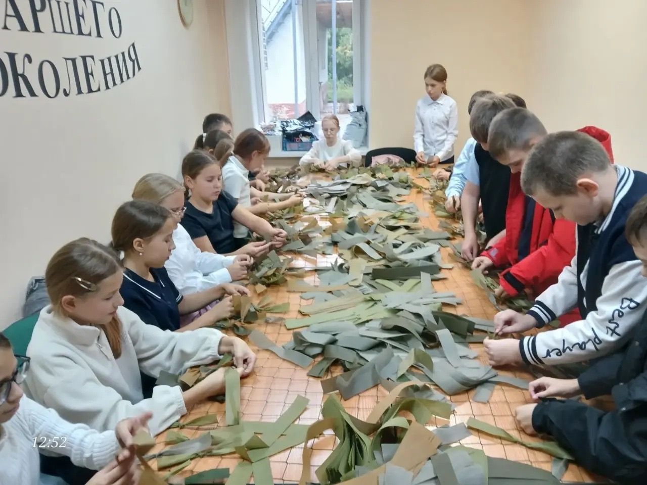 Ученики Верхнеуслонской школы плетут маскировочные сети для бойцов СВО