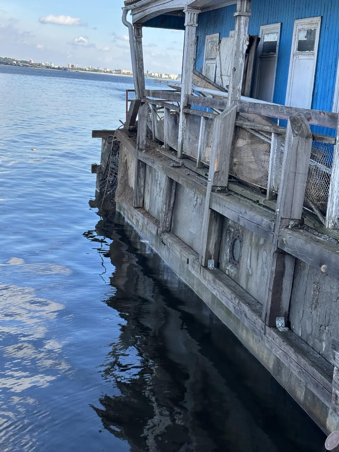 Большегруз снёс пристань в Верхнем Услоне, водитель погиб