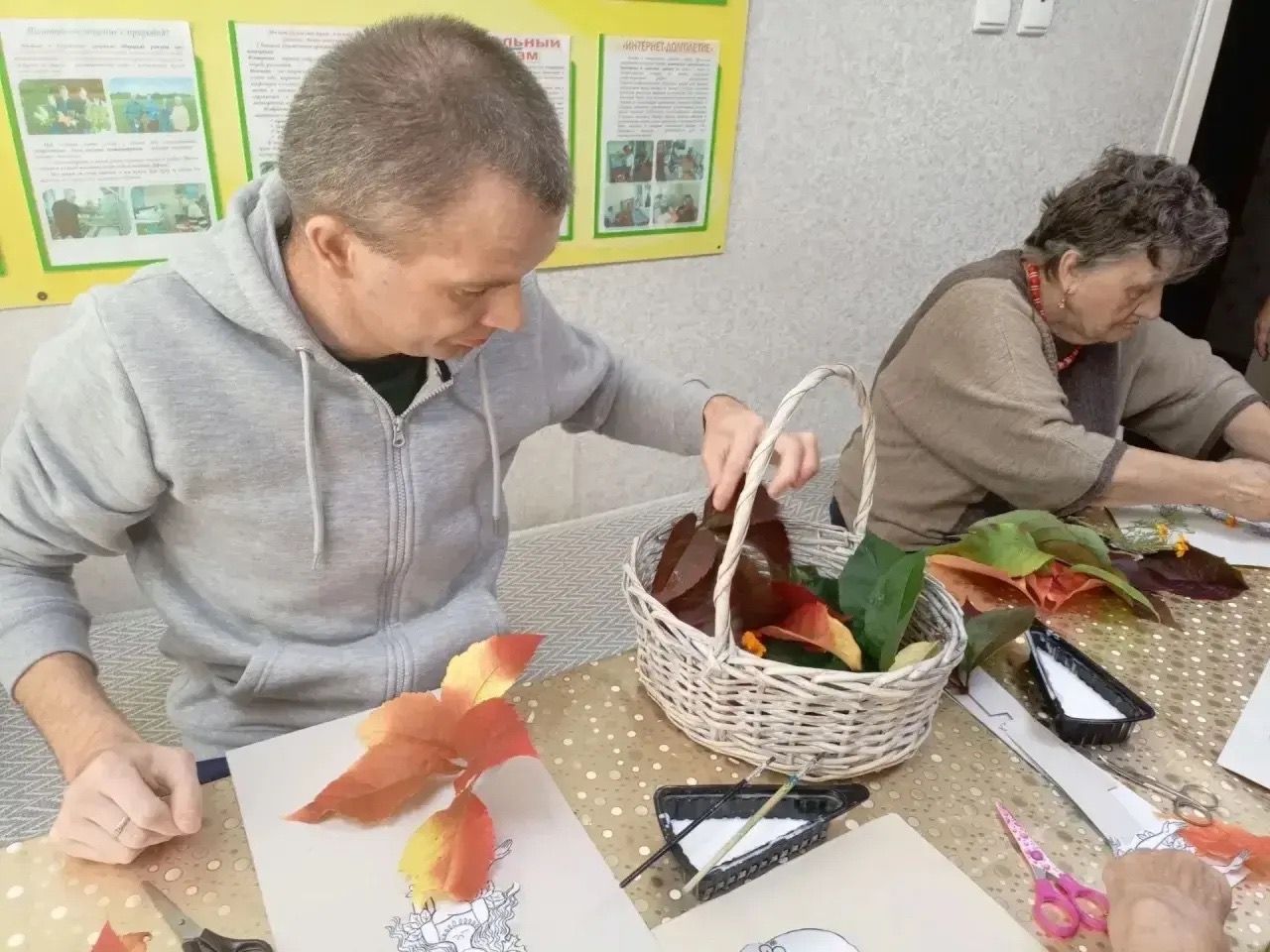 Проживающие дома-интерната создали поделки из осенних листьев