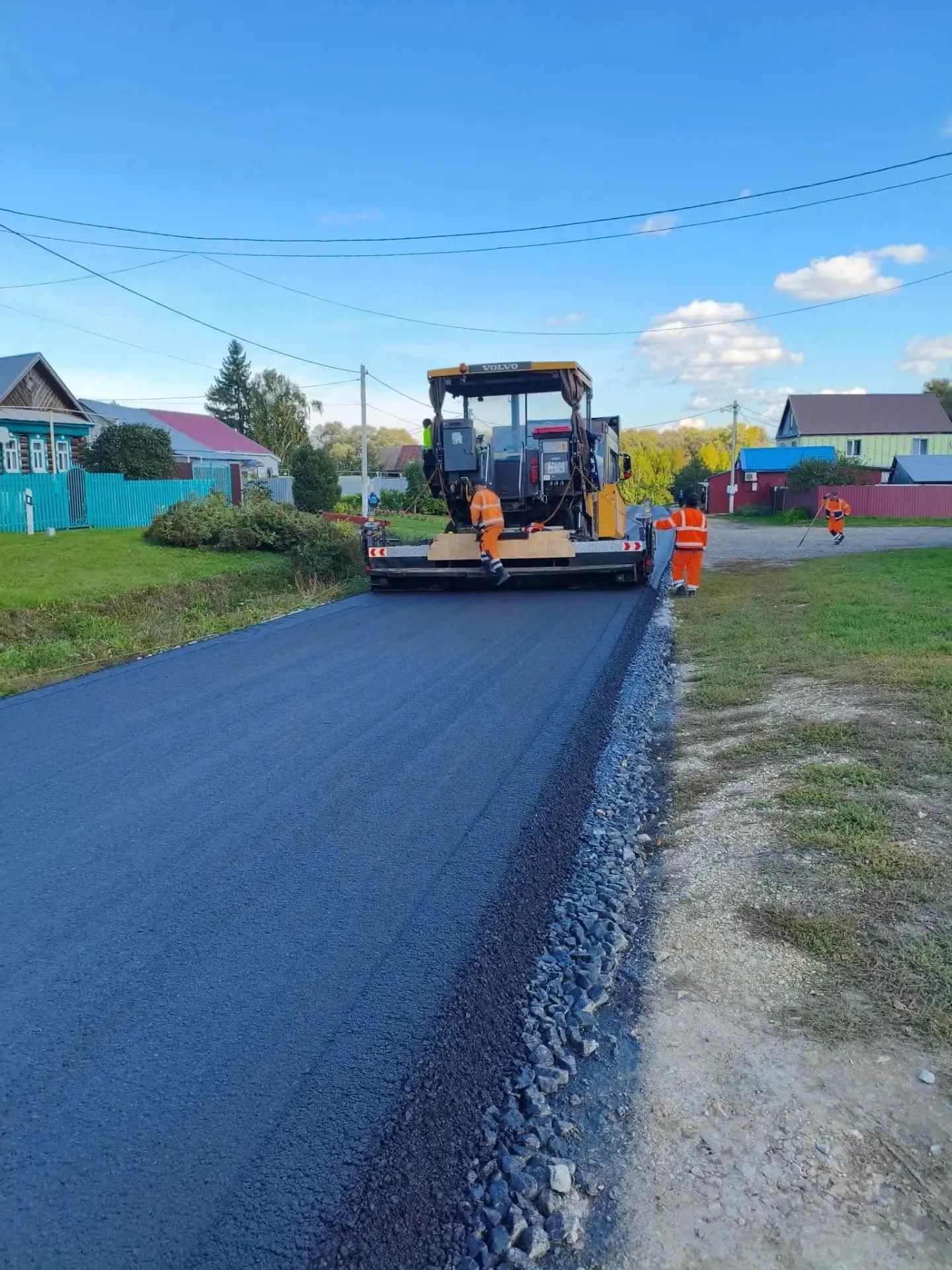 В селах Верхнеуслонского района уложили асфальт и щебень