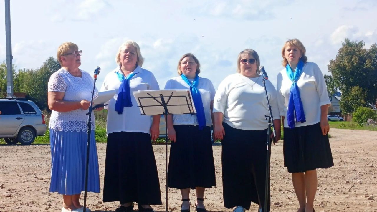 Артисты Макуловского СДК подарили концерт «Родные сердца» жителям Сеитова