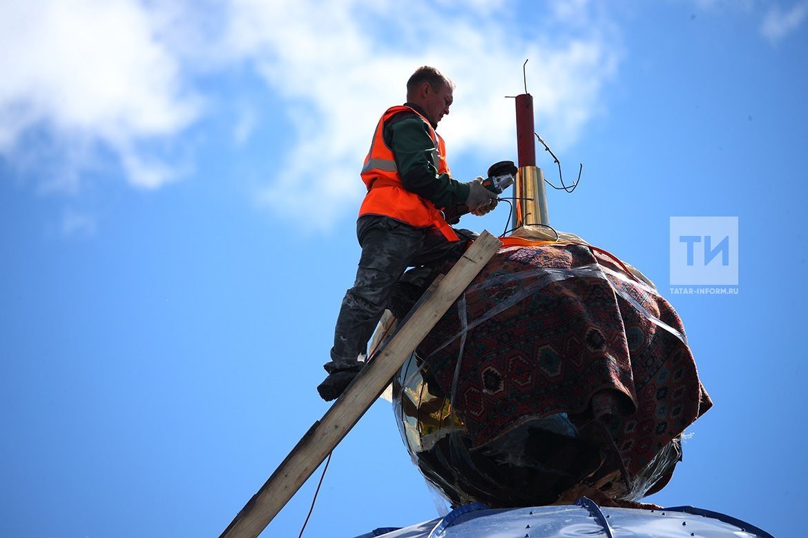 80 лет в запустении: в Татарстане установили купол и крест на церковь, которую реставрируют сельчане
