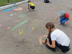 В Макулове прошел конкурс детских рисунков на асфальте