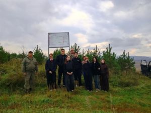 Кураловские школьники благоустроили родник и высадили 23 дерева