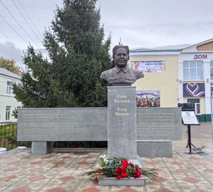 В Нижегородской области открыли бюст Кави Наджми работы Тимофея Тюрина