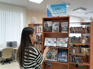 В Верхнеуслонской библиотеке открылась выставка о героях СВО