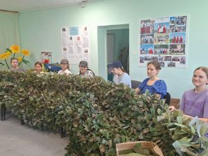 В Соболевском СДК дети плели маскировочные сети для бойцов