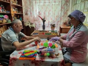 В доме-интернате провели пальчиковую гимнастику для маломобильного подопечного