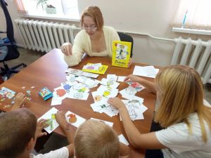 В «Островке надежды» прошло занятие с метафорическими картами «Роботы»