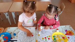 Балалар төрле геометрик фигураларны танырга өйрәнделәр