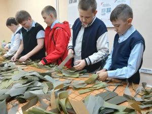 Ученики Верхнеуслонской школы плетут маскировочные сети для бойцов СВО