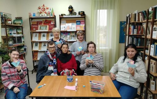 Для участников клуба «Разноцветный мир» прошла конкурсно-игровая программа «Мама – жизни моей начало»