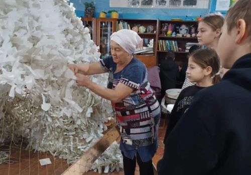Яңа Юл авылы халкы бердәм булып МХОдагыларга ярдәм күрсәтә