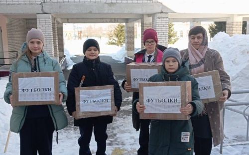 Кураловцы шьют для бойцов СВО футболки и готовят сухой душ