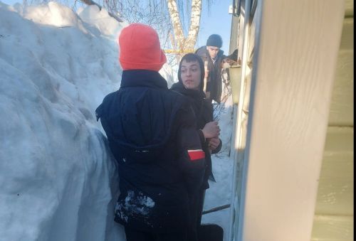 Юнармейцы и форпостовцы помогли расчистить тропинку к дому мамы Героя России Алексея Козина