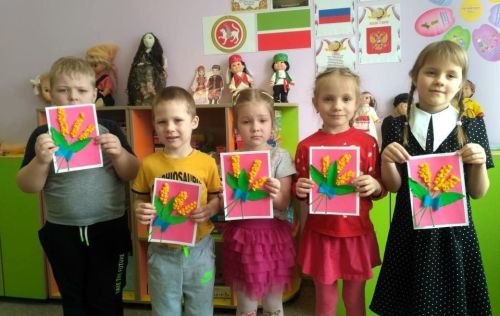 Түбән Ослан балалары әниләргә бүләк әзерлиләр