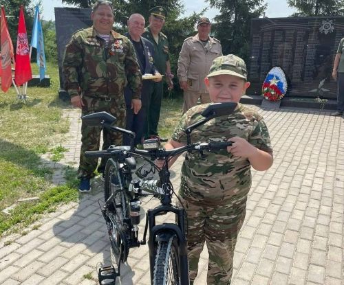 Данилу Бабаеву из Верхнего Услона бойцы СВО подарили велосипед
