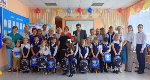 В Макулове будущим первоклашкам вручили портфели