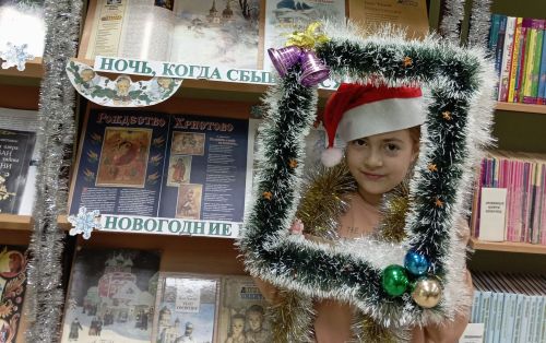В Верхнеуслонской детской библиотеке открылась выставка-праздник «Сказки, оживающие под Рождество»