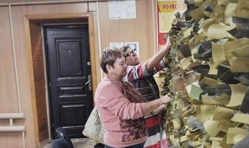 Жители Ямбулатова плетут маскировочные сети для участников СВО