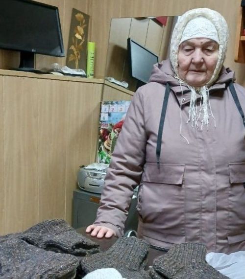 Золотое сердце: 78-летняя Мавлия Акбирова вяжет носки для бойцов