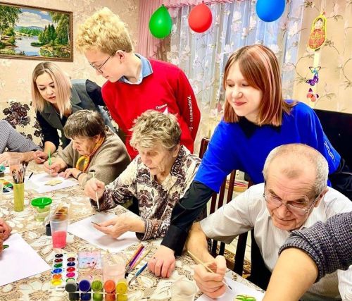 Активисты «Движения Первых» провели новогодний мастер-класс для пожилых