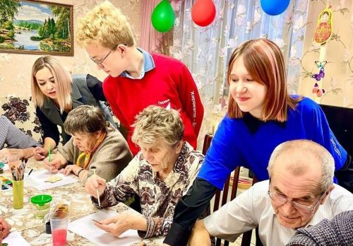 Активисты «Движения Первых» провели новогодний мастер-класс для пожилых