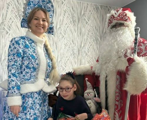 Специалисты центра «Островок надежды» привезли Новый год детям