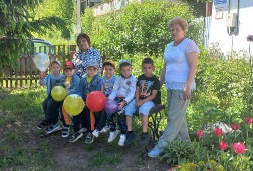 Юные читатели поздравили библиотекарей с профессиональным праздником