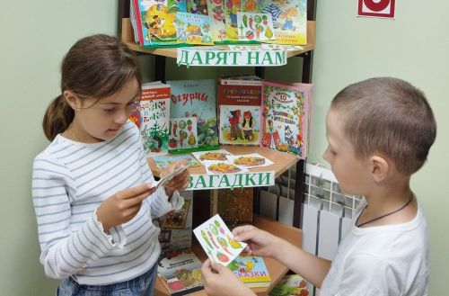 «Волшебные грядки» в детской библиотеке: книжная выставка с летним настроением