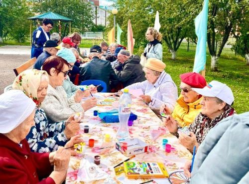 Арт-терапия на свежем воздухе для пожилых в Верхнеуслонском интернате