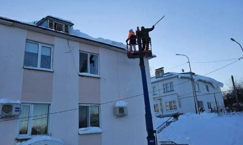 В Верхнем Услоне расчистили крышу многоквартирного дома от снега