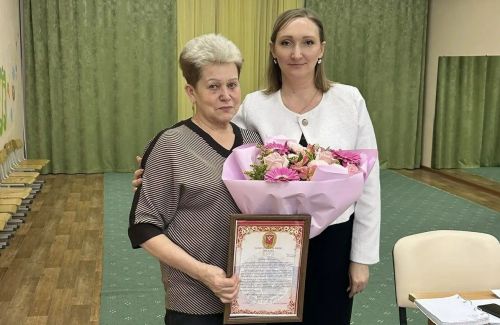 Матери участника СВО в Верхнем Услоне вручили благодарность за сына