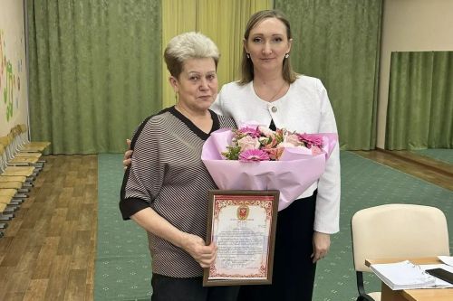 Матери участника СВО в Верхнем Услоне вручили благодарность за сына