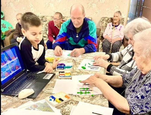 Третьеклассник в Верхнем Услоне проводит новогодние мастер-классы для пожилых