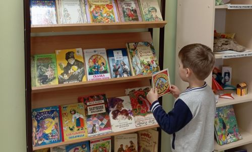 В детской библиотеке открылась выставка о бабушках и дедушках