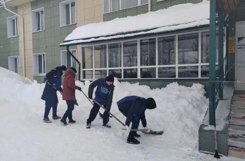 Студенты-волонтеры очистили от снега территорию дома-интерната в Верхнем Услоне