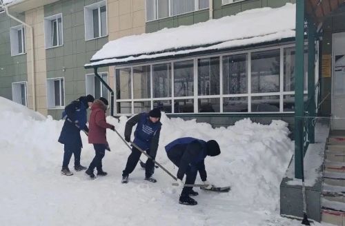 Студенты-волонтеры очистили от снега территорию дома-интерната в Верхнем Услоне