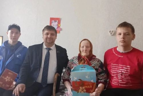 В Печищах труженицу тыла Пелагею Карягину поздравили с наступающим Днём Победы