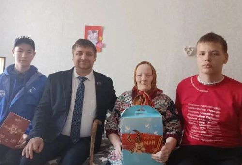 В Печищах труженицу тыла Пелагею Карягину поздравили с наступающим Днём Победы