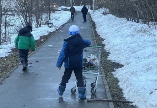 В Верхнем Услоне двое ребят убрали мусор на дорожке от магазина до своих домов