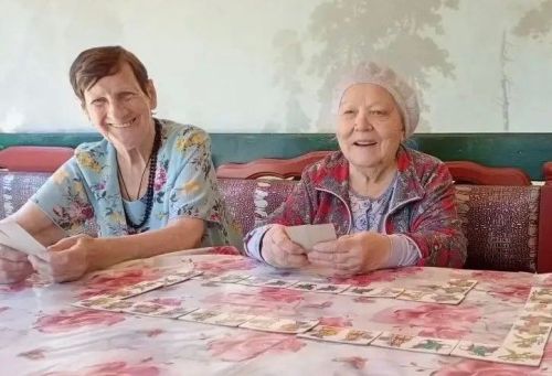 Игротерапия в доме-интернате Верхнего Услона: пожилые играют в Страшилки