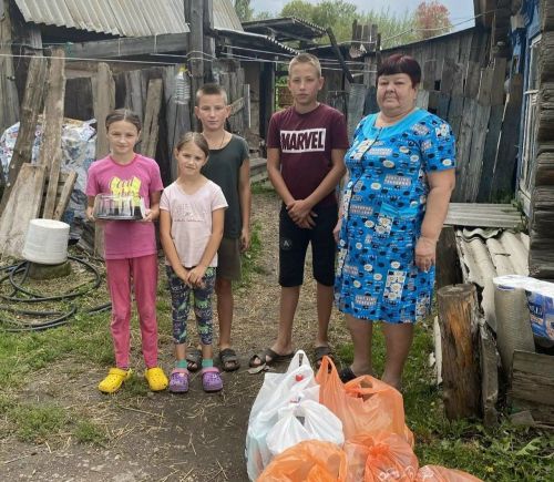 Волонтёры навестили многодетную семью из Лесных Моркваш в неделю добра