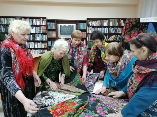 В Центральной районной библиотеке прошел праздник русского платка