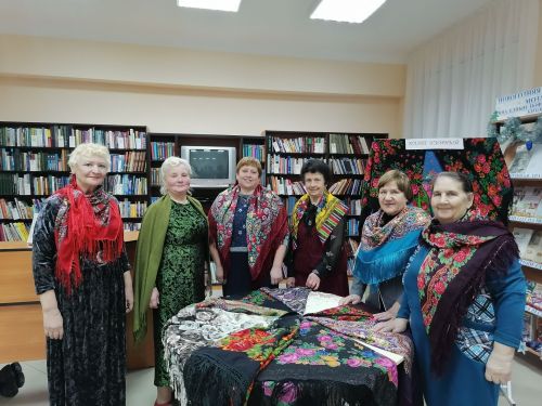 В Центральной районной библиотеке прошел праздник русского платка