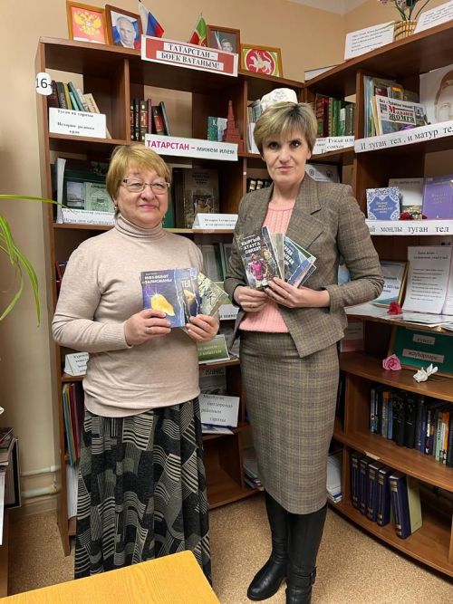 «Ак калфак» дарит книги