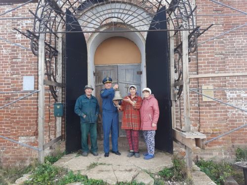 Верхнеуслонские пожарные передали храму в Каинках в дар старинный колокол